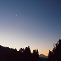写真: 三日月と金星の近づく朝。