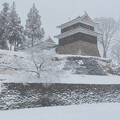 大雪の様相、上田城櫓。