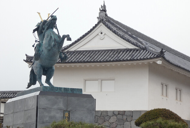 写真: 最上義光騎馬像と二の丸東大手門。