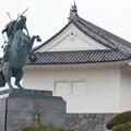 写真: 最上義光騎馬像と二の丸東大手門。