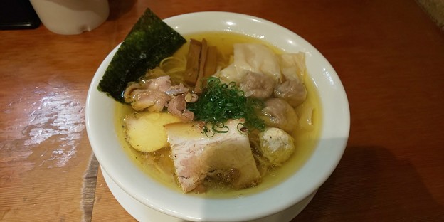 福島市の自家製麺えなみさんにて自家製ワンタン塩らぁめんをいただく 美味しゅうございました