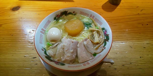 福島市の自家製麺うろたさんにて限定の鍋の残りのスープでラーメン(味玉トッピング)をいただく 美味しゅうございました