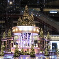 写真: グランフロント大阪10周年記念のクリスマスツリー"Joyful-Go-Round Tree"