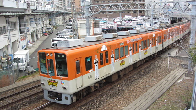 写真: 阪神タイガース日本一ラッピング列車(8000系)