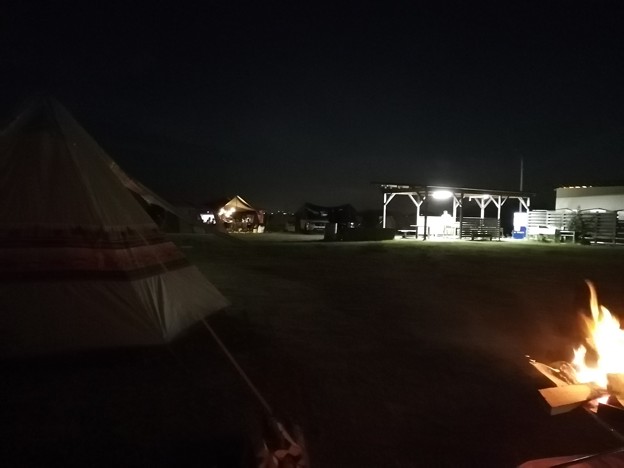 写真: キャンプ場の夜