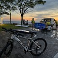 水辺の夕景　自転車と