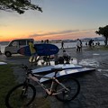 水辺の夕景　自転車とクルマと湖と