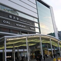 写真: 横浜駅のイルミネーション黄