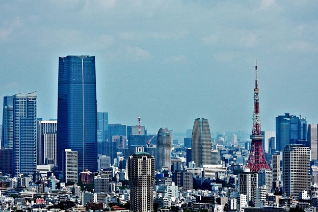 写真: 麻布台ヒルズ森JPタワーと東京タワー