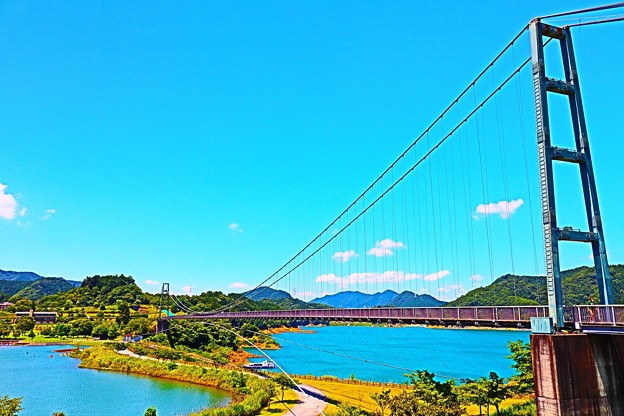 写真: ダム湖大吊り橋