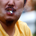 写真: he is smoking