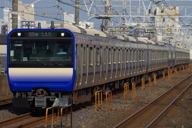 写真: 下総中山駅を通過するE235系快速