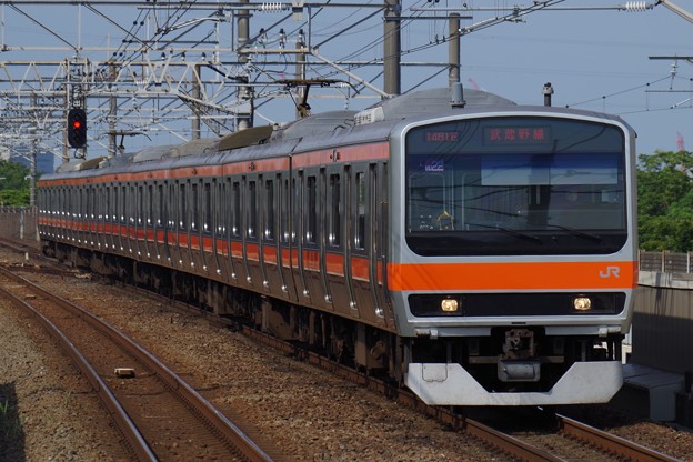 写真: 新浦安駅に到着するE231系