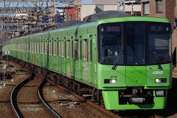 Photos: 八幡山駅の通過線をゆく高尾山トレイン
