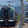 館山駅電留線の横を走るE131系