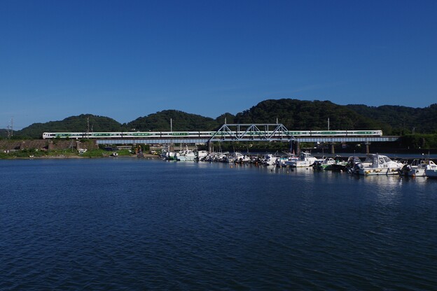 湊川橋りょうを渡るE257系特急新宿さざなみ4号