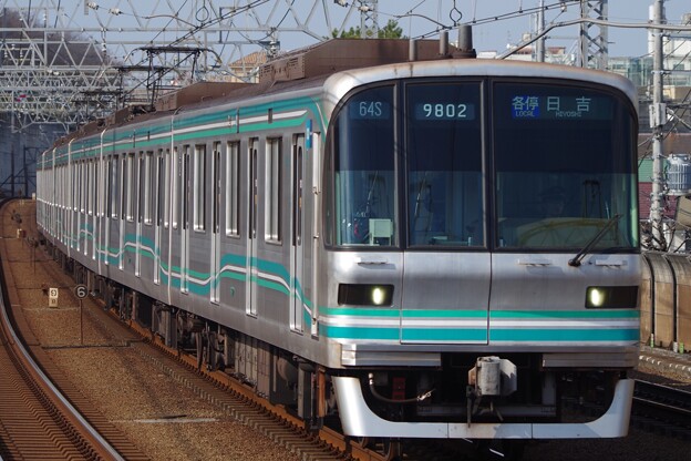 写真: 多摩川駅に到着する9000系各停日吉行き