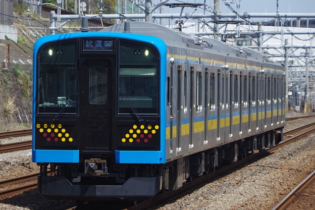 写真: 新子安駅を猛スピードで通過していった鶴見線用E131系試運転列車