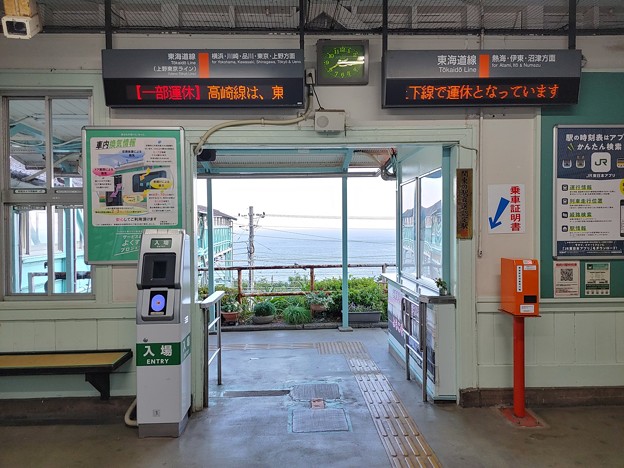 写真: 海が見える根府川駅