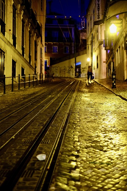 写真: ケーブルカーの線路-Lisbon, Portugal