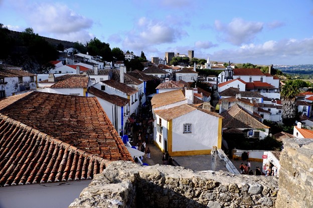 城壁の上に立つ-Obidos, Portugal