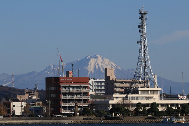 写真: NHK松江放送局と大山