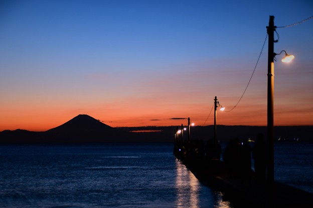 写真: 原岡桟橋の夕富士