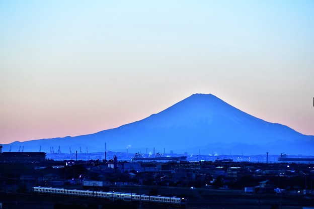 写真: E217系と夕暮れ富士山