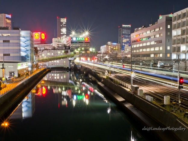 夜の帷子川と横浜駅