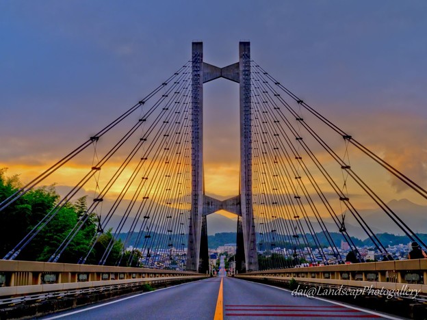 朝焼けの空と秩父公園橋