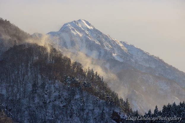 Photos: 強風で舞い上がる雪と雨飾山