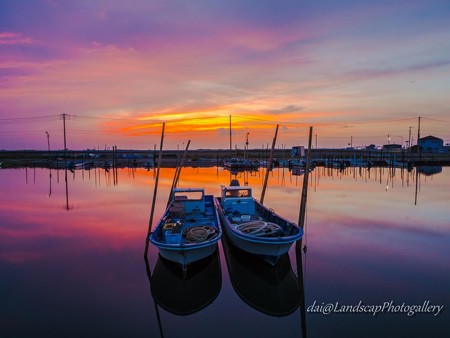 写真: 夕焼け空を映す船溜まり