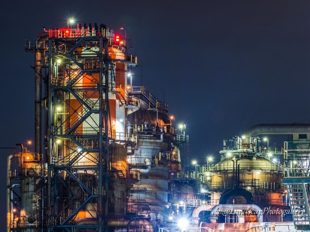 写真: 石油精製工場の夜景