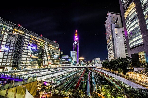 写真: docomo代々木ビルと新宿駅の光跡夜景