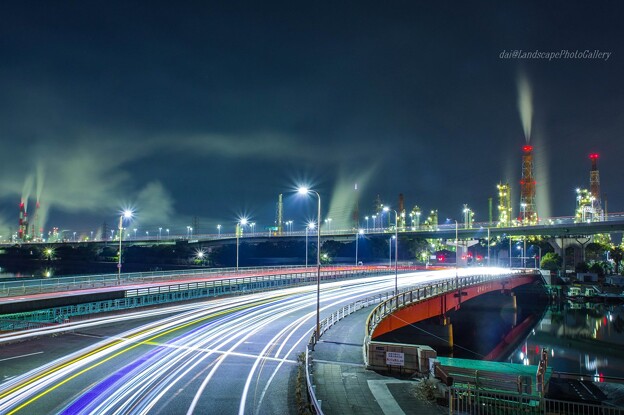 浜寺大橋の光跡と石油化学工場の夜景