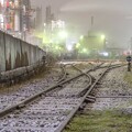 写真: 雪積もる千鳥町貨物ヤードと工場夜景