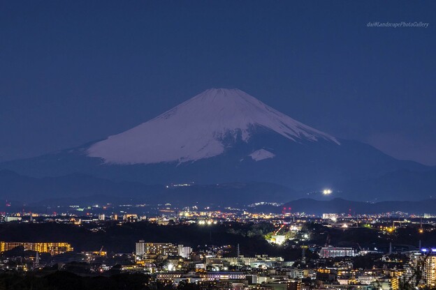 写真: 月明りの富士山