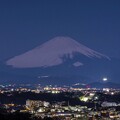 写真: 月明りの富士山