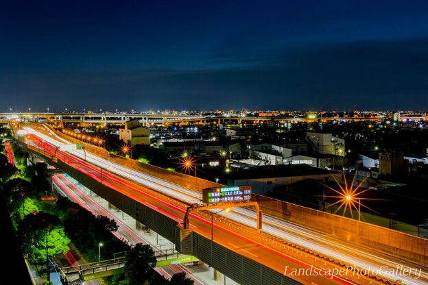 写真: 東京外環自動車道の光跡