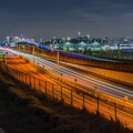 写真: 羽田空港沿いの環八通りの光跡