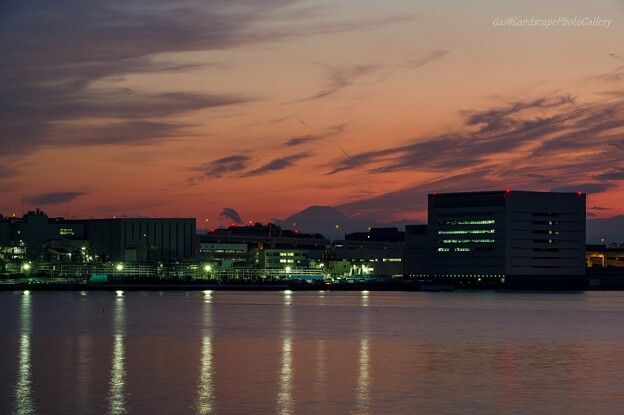写真: 夕暮れの多摩川河口付近からの富士シルエット