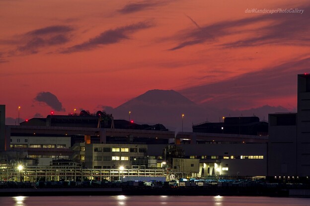 夕暮れの多摩川河口付近からの富士シルエット