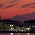 写真: 夕暮れの多摩川河口付近からの富士シルエット