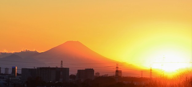 写真: 沈む夕日と富士