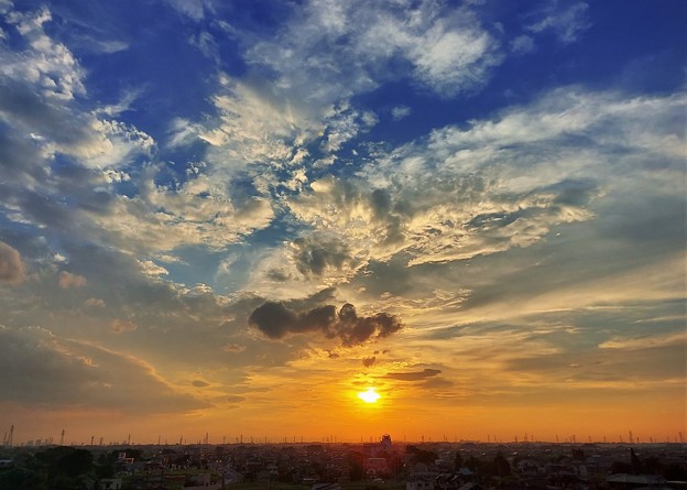 写真: 猛暑日の夕陽