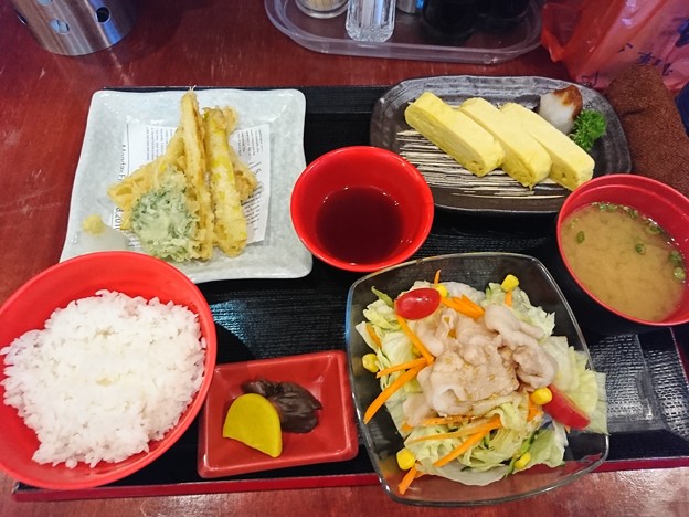 写真: 健康定食タケノコの天ぷら だし巻き玉子 豚サラダ