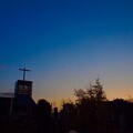 写真: 教会の夕日