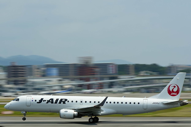 Photos: 大空へ ジェイエア Embraer ERJ-190-100