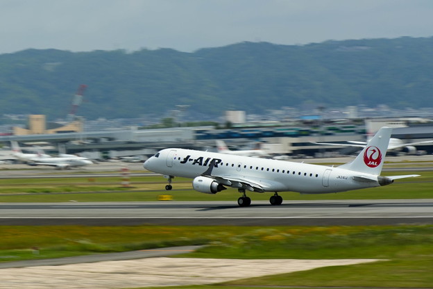 Photos: 大空へ ジェイエア Embraer ERJ-190-100