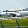 写真: 大空へ　JAL Boeing  737-800